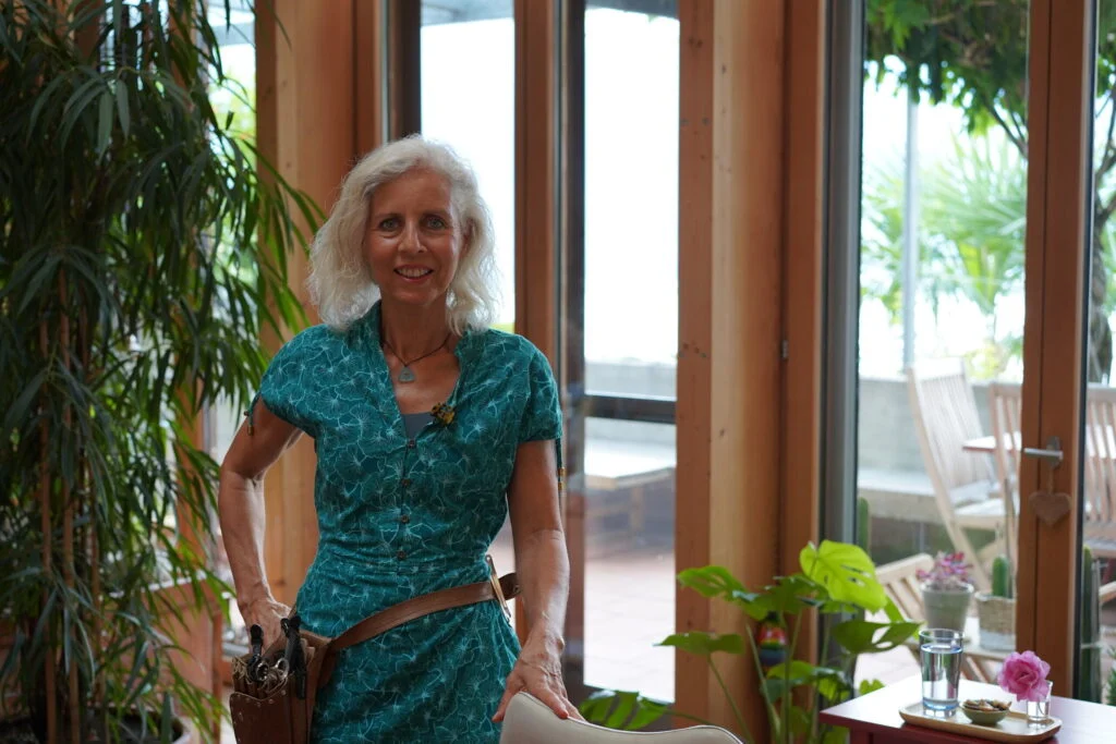 Nady Planzer Feller in ihrer Haarpraxis im Naturhaus in Gersau