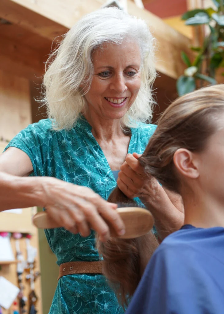 Sanftes Bürsten der Haare mit der Kopfhaut- und Haarpflegebürste