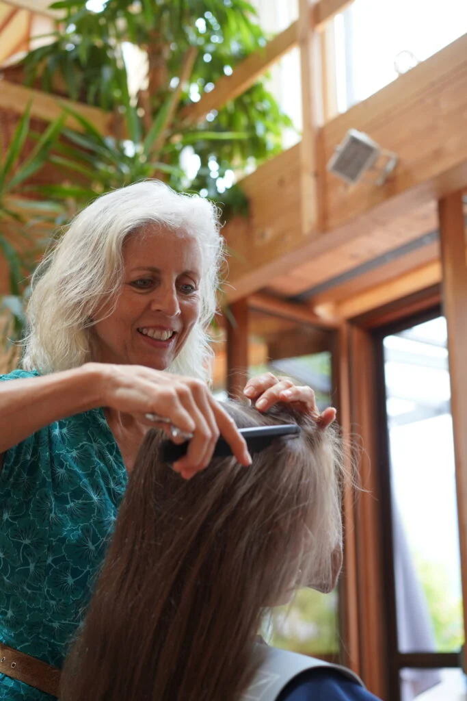 Achtsames Kämmen der Haare in der Haarpraxis